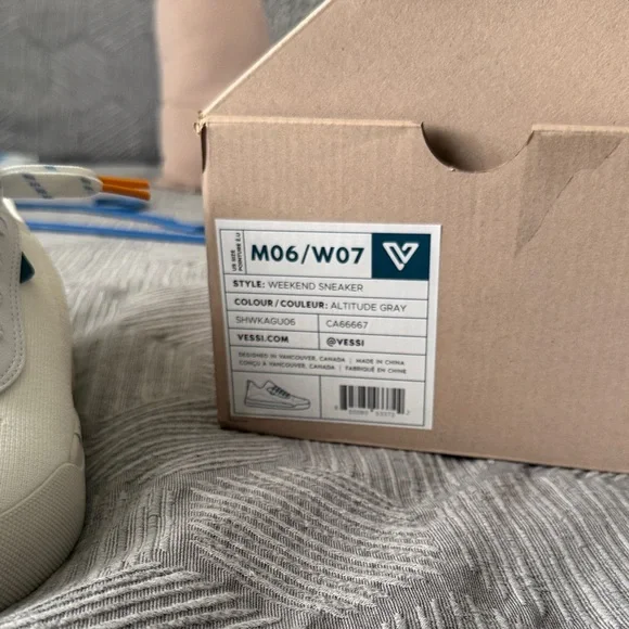 VESSI WEEKEND WATERPROOF SNEAKER NWT - Picture 3 of 4